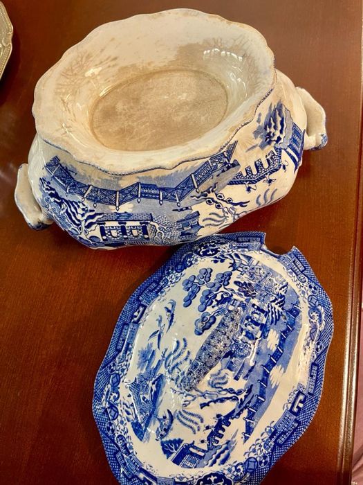 Terrina azul chinesa muito antiga com marcas de uso