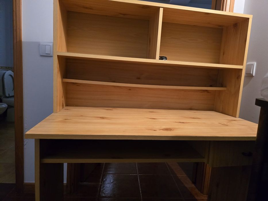 Secretária de quarto