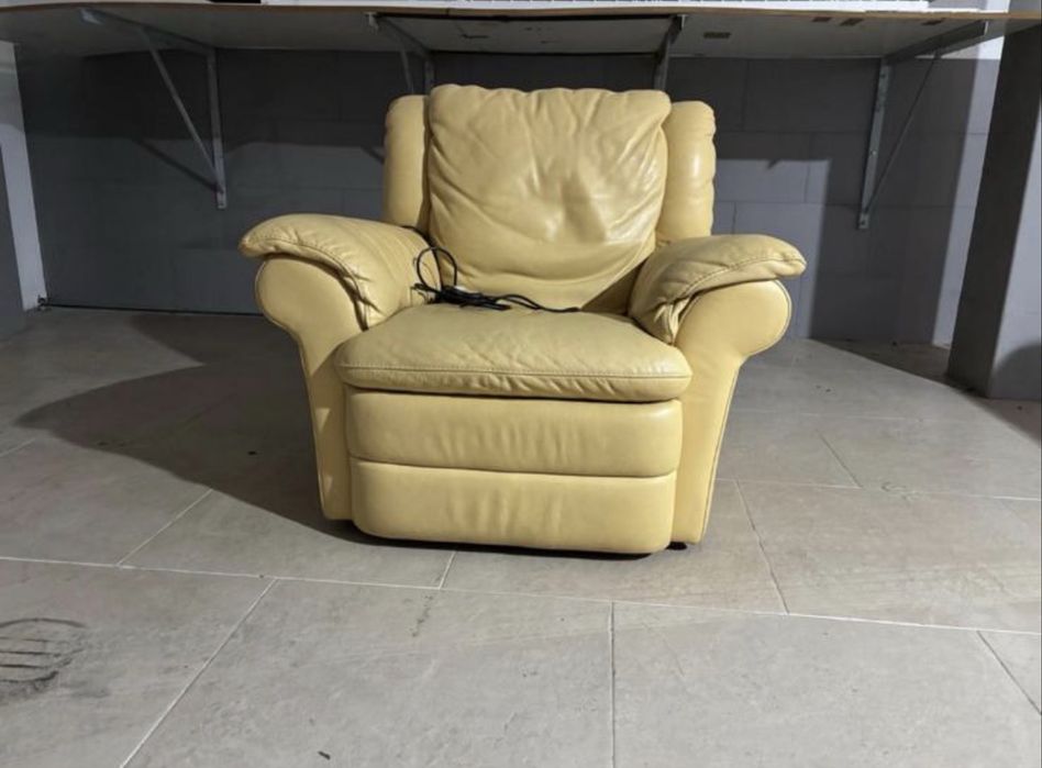 Sofá Reclinável Elétrico em Couro com Comando