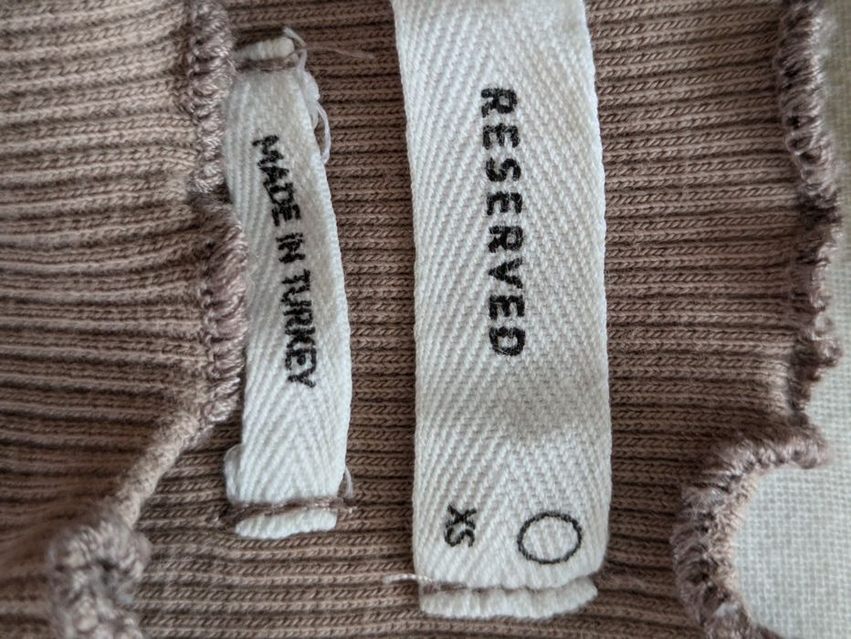Crop top z długimi rękawami. Reserved. Rozmiar XS.