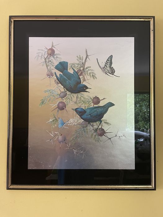 Quadro com pintura metalizada, com moldura em madeira, mede 56cm de largura e 66cm de comprimento.