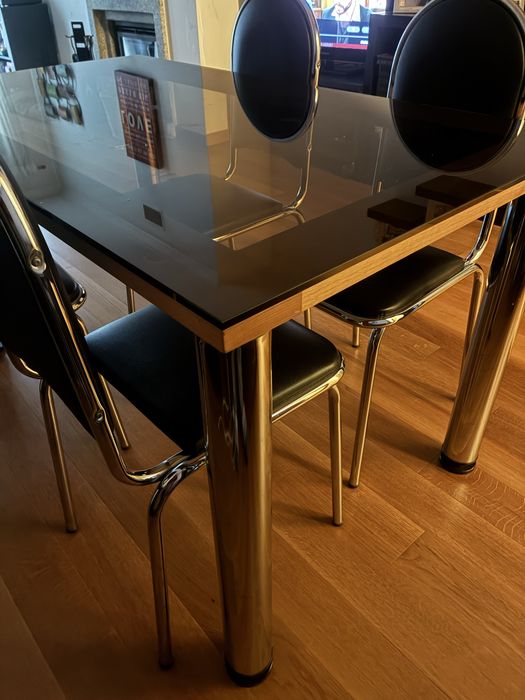 Vendo mesa com tampo de vidro e 4 cadeiras