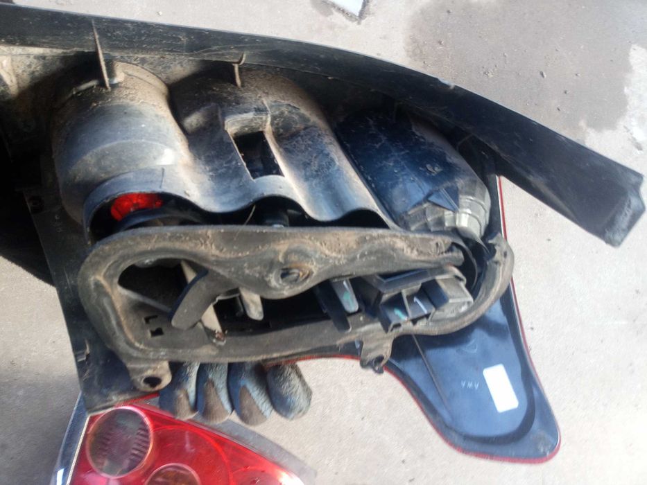 Avensis T25 kombi lampa tył Europa