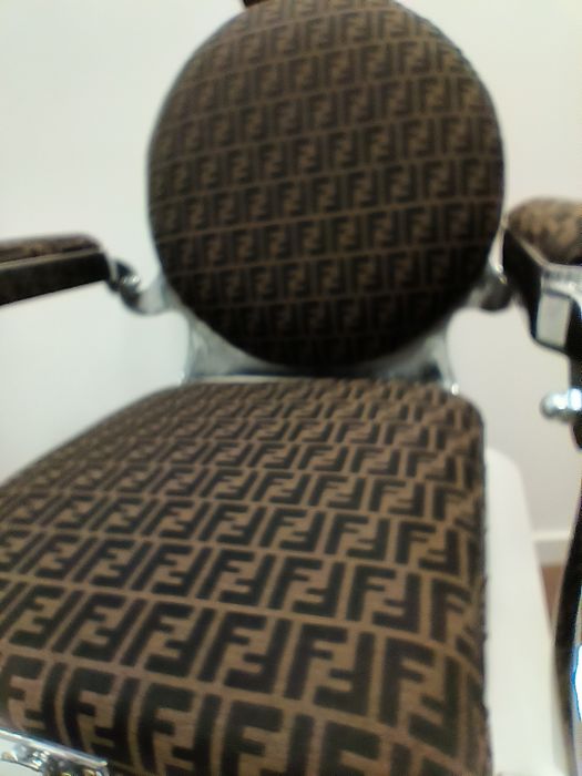 Cadeiras Barbeiro restauradas e personalizadas da marca FENDI