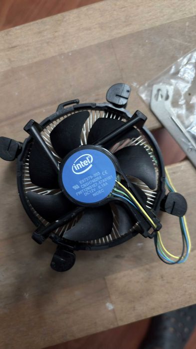 Dissipador / Ventoinha Intel para CPU + acessórios
