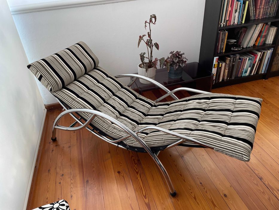 Chaise Longue Ajustável em Veludo Listrado e Estrutura Cromada