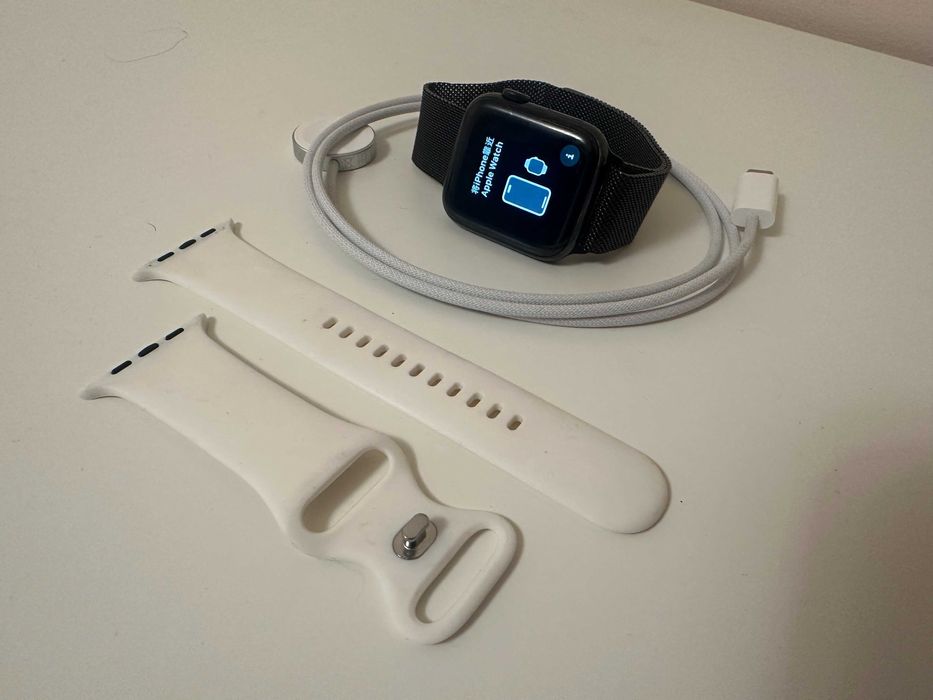 Apple Watch Series 4 – 44 мм з нержавіючої сталі з міланським ремінцем