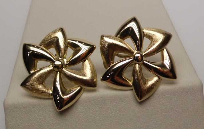 Złote kolczyki sztyfty z zatrzaskiem ciekawy wzór Włochy.