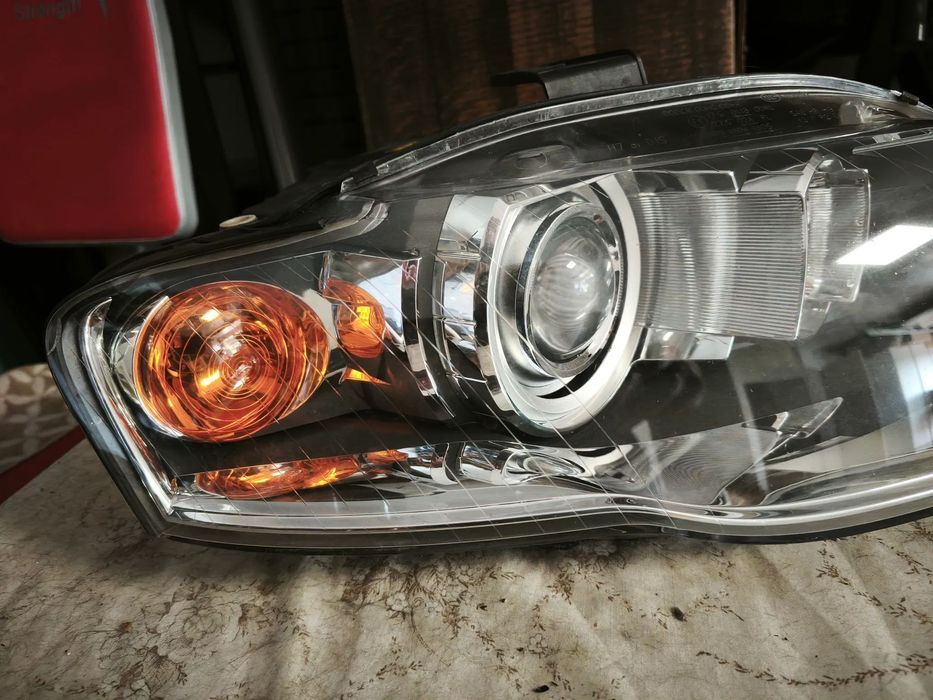 Farol direito bi-xenon Audi A4 B7 pisca laranja