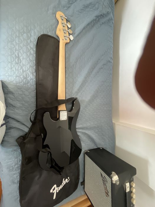 Conjunto Baixo Fender com Amplificador