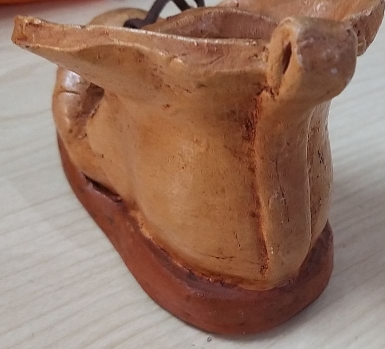 Bota em Barro, com atacadores.