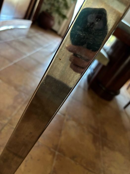 Mesa de jantar - estrutura de metal e superfície brilhante