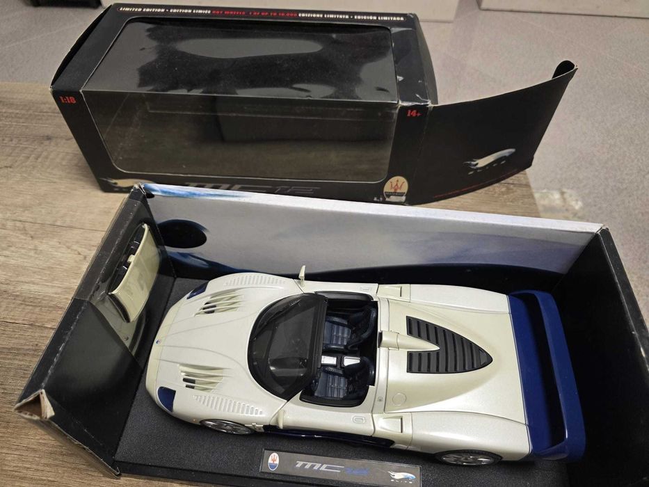 Maseratti MC12 1:18 Hot WHEELS ELITE