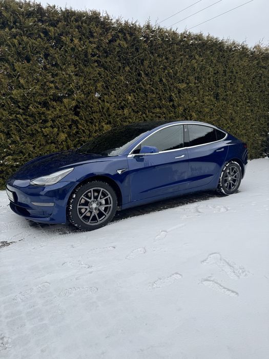 Продам власну машину Tesla Model 3