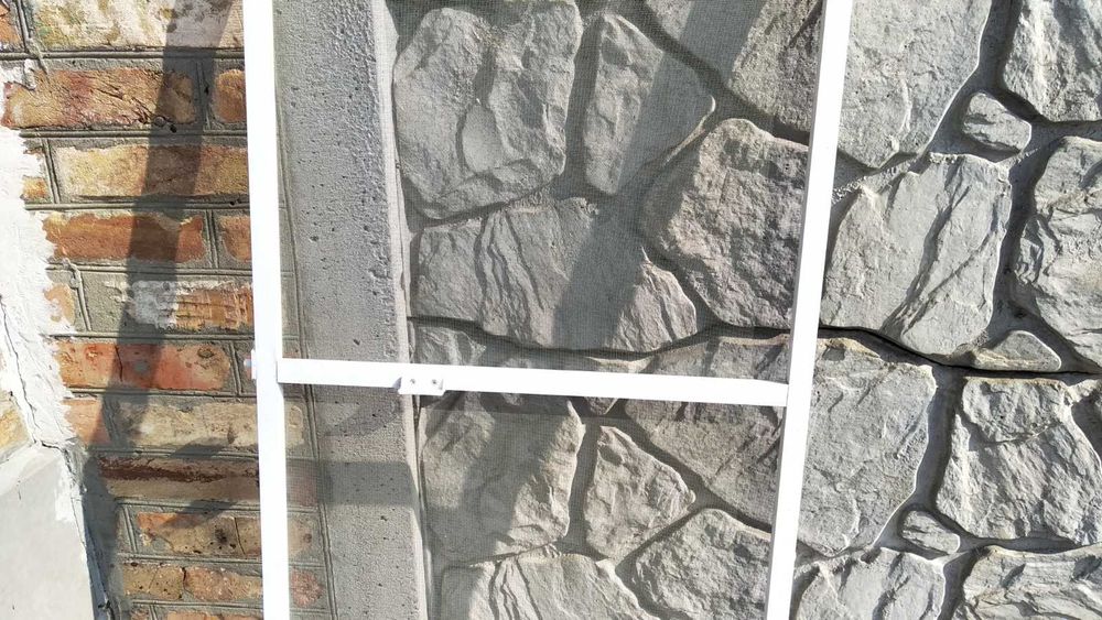 Антимоскитная сетка на балконную дверь