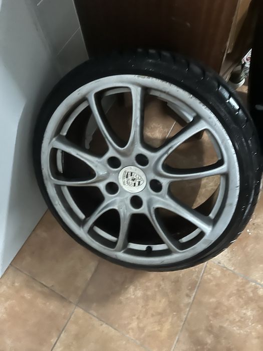 Jantes porsche com peneus vendo o conjunto