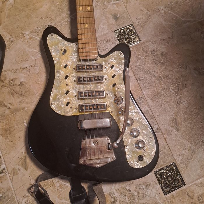 Електрогітара в ідеальному стані