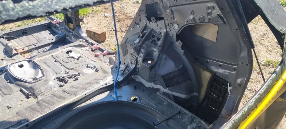 Toyota Prius Plus prawa ćwiartka tył