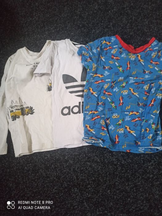 Кофти, куртка, футболка, штани.