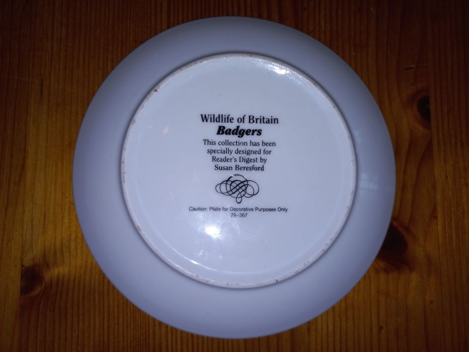 Prato e escultura texugos