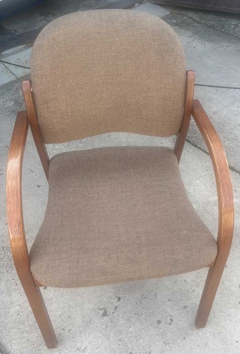 Krzesła w kolorze brązowym