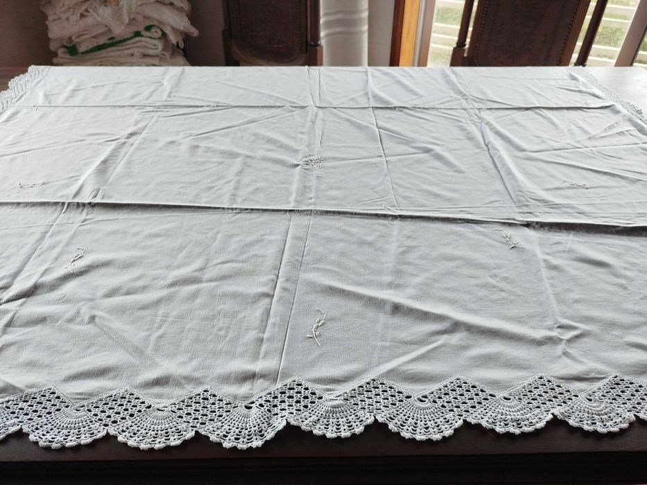 Toalha de mesa quadrada em linho com renda