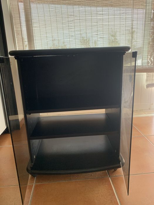 Movel preto com portas de vidro