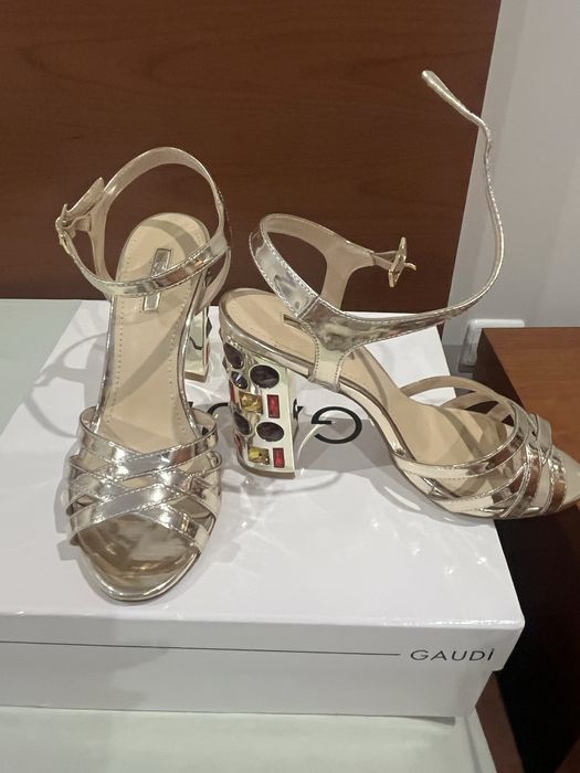 Sandalias da marca Gaudi na cor dourada