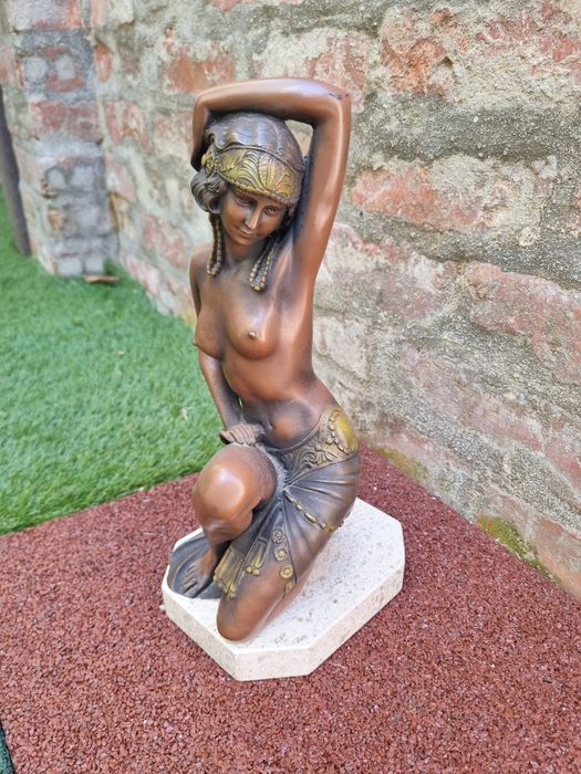 Estátua Feminista com base em Mármore