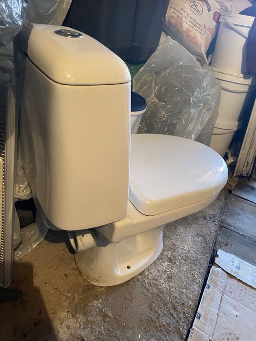 Унітаз з бачком і кришкою