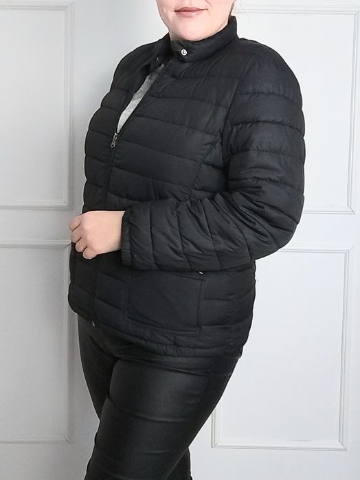 Czarna kurtka krótka pikowana lekka ocieplana na wiosnę plus size 44