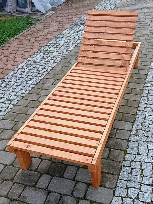 Drewniany leżak ogrodowy