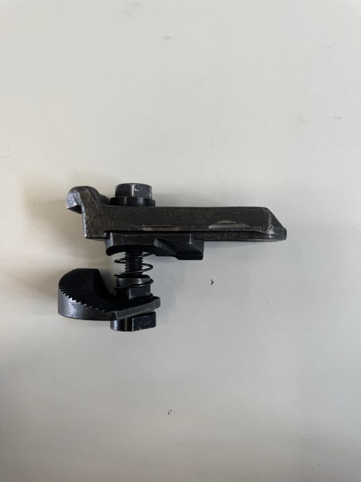 Docisk mechaniczny regulowany