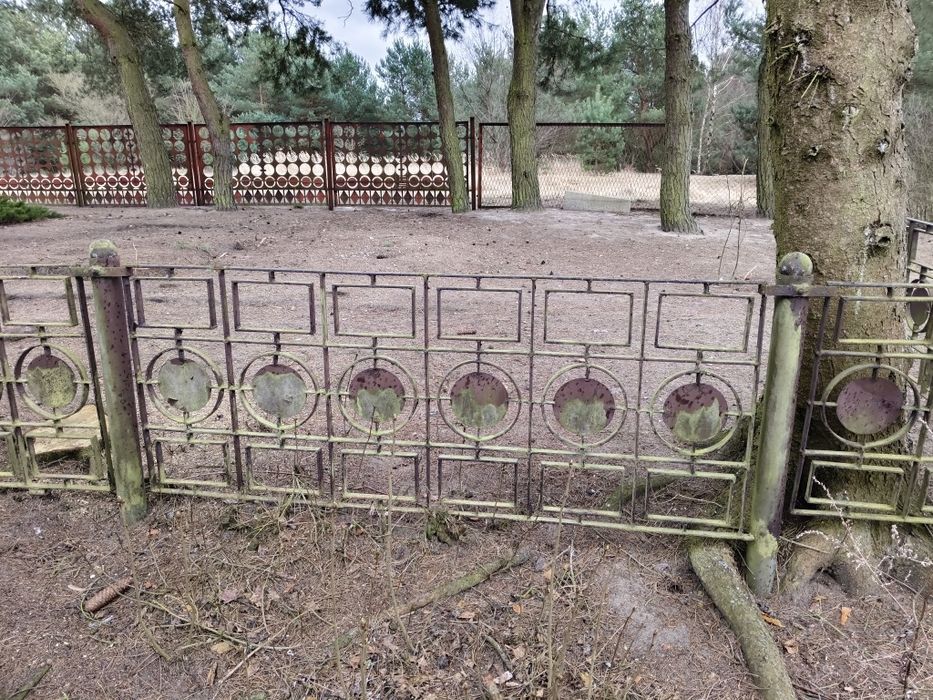 Płot metalowy   solidny