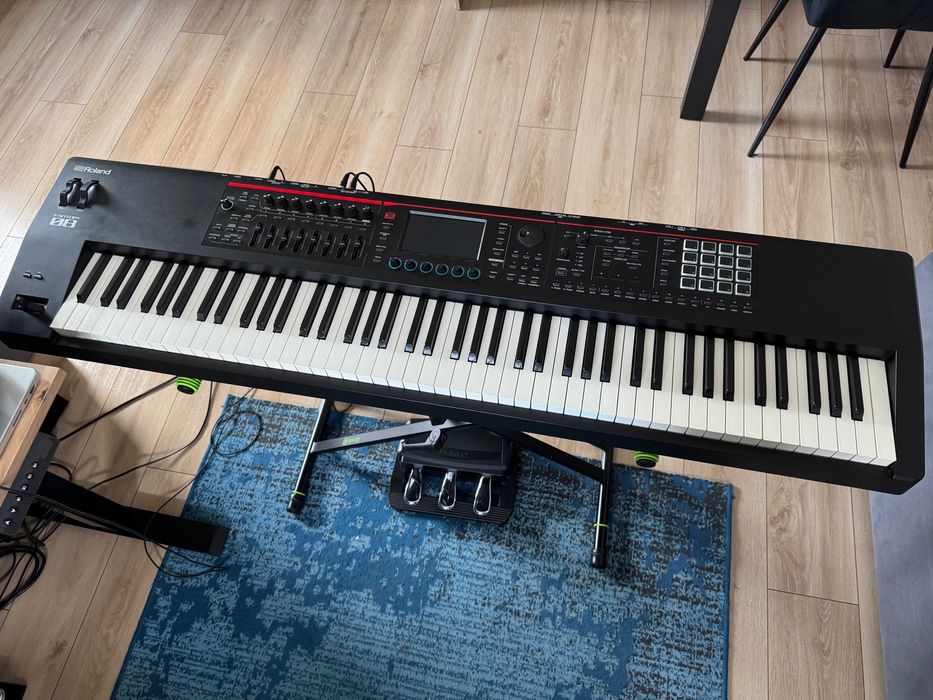 Syntezator Roland Fantom 08 i pedały Roland RPU-3