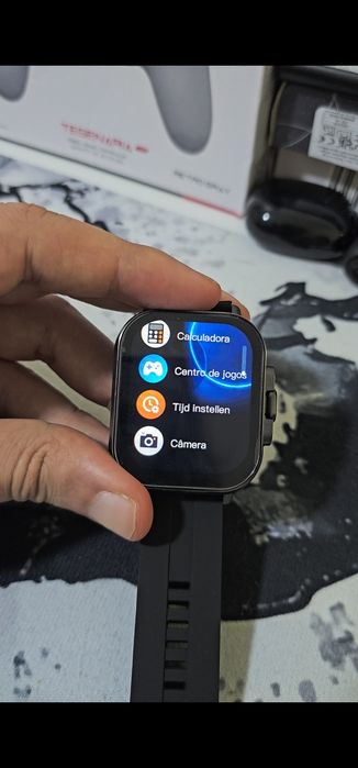 Smartwatch com fones embutido
