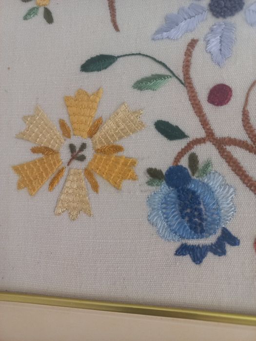 Quadro de " Bordado de Castelo Branco " prefeito, feito p/ uma profissional. Do distrito de Castelo Branco.