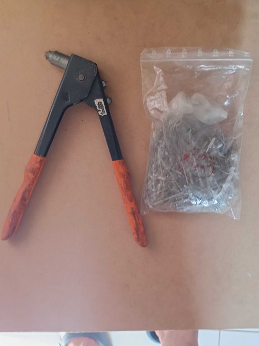 Ferramenta Rebitadora manual e Rebites