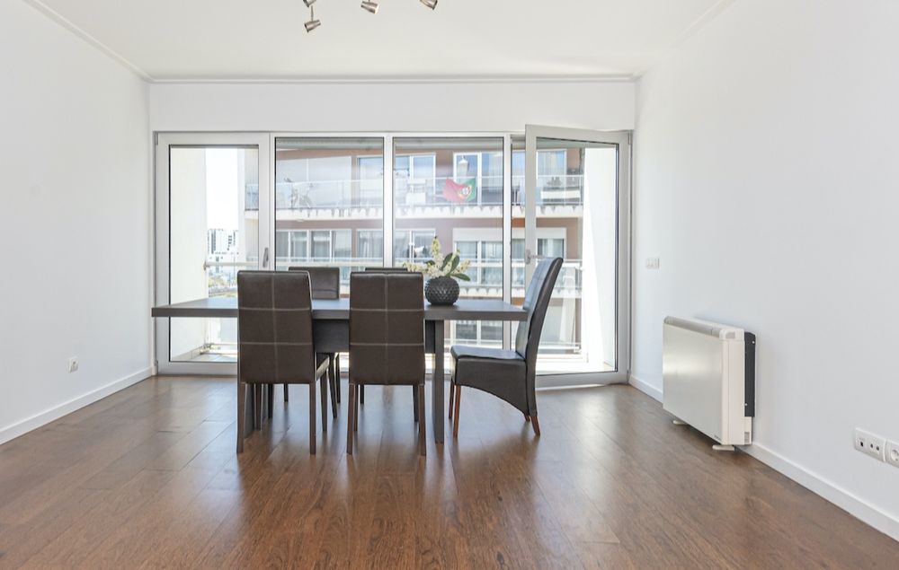 Mesa de jantar e cadeiras