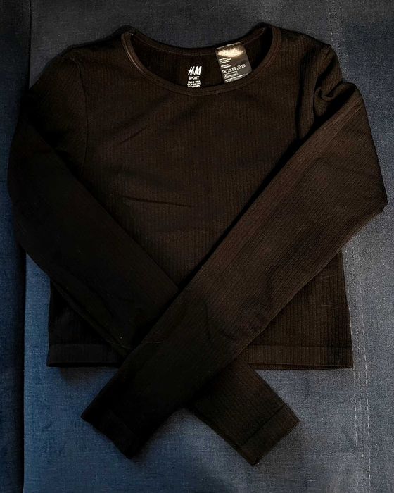 Czarny top na długi rękaw