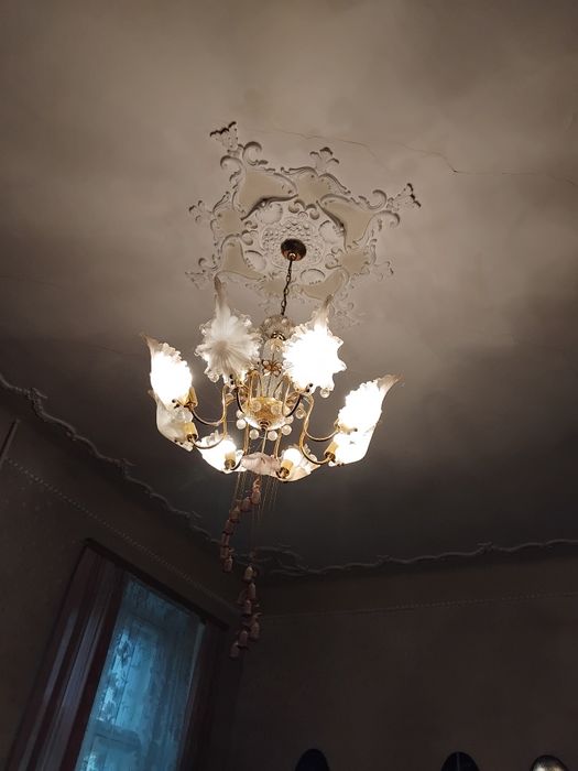 Продам люстру  на 8 плафонов