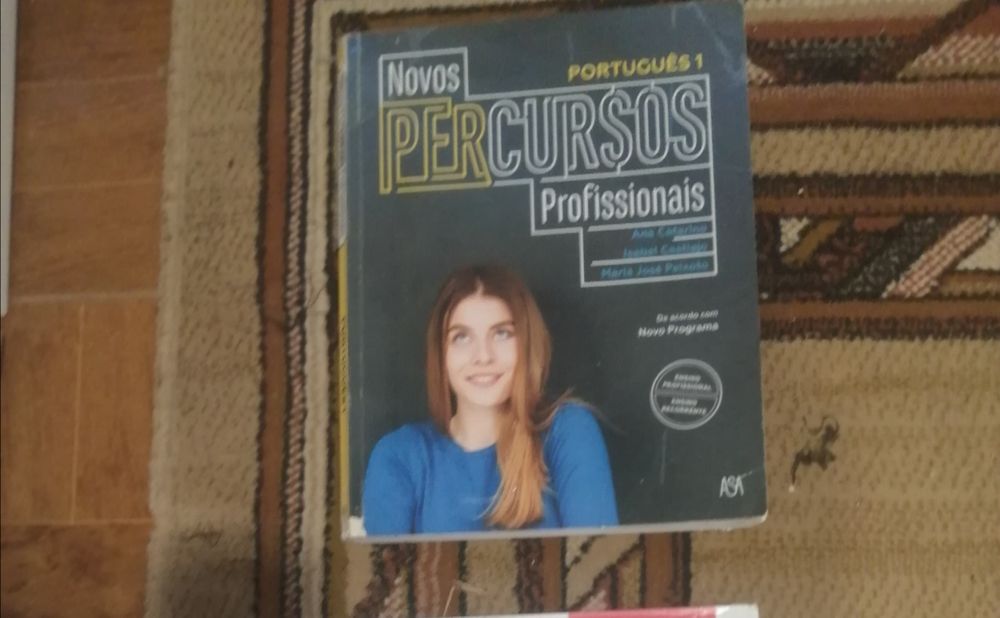 Manuais de português e matemática, do ensino profissional