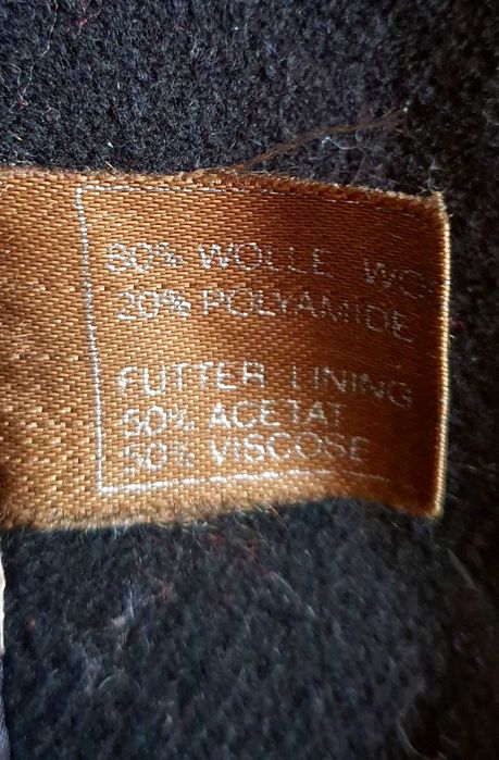 Krótki płaszcz wełniany.