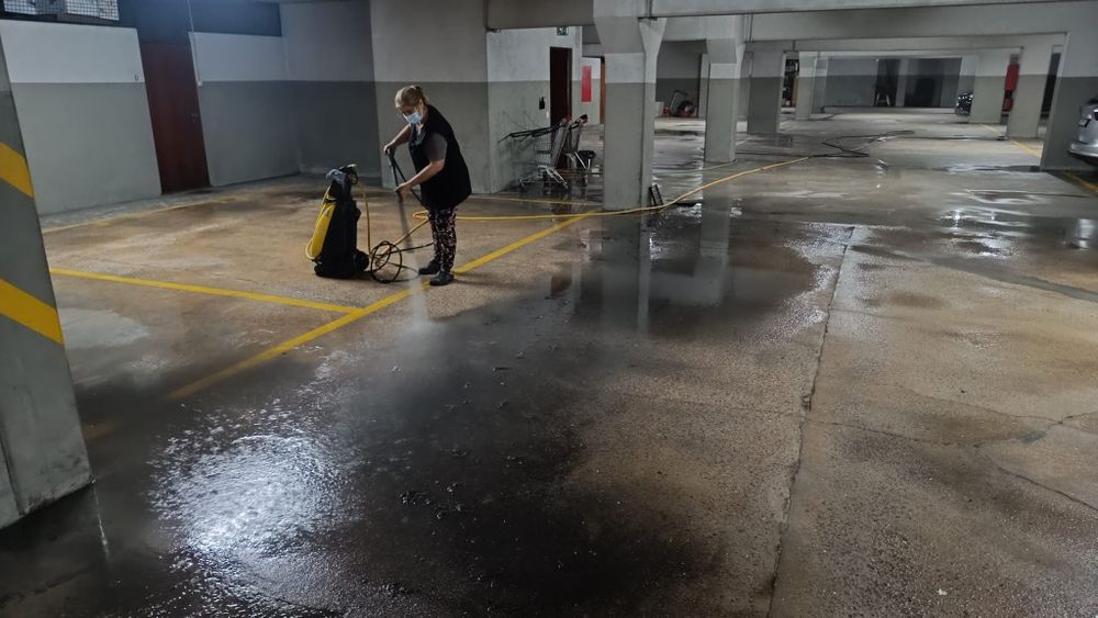 Limpeza  e tratamento de paredes e pavimentos.