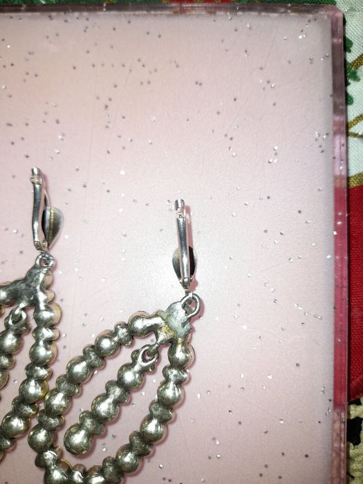 Серьги , бижутерия.