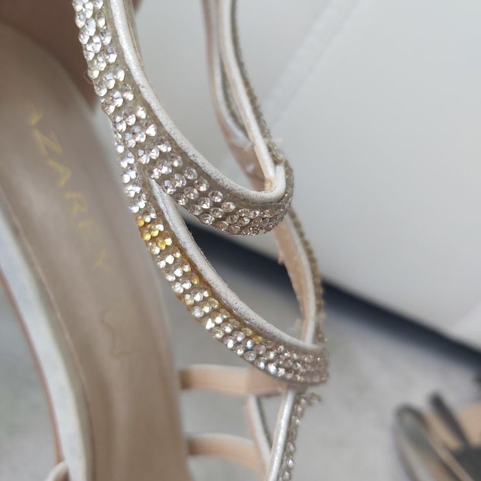 Skórzane sandały na obcasie