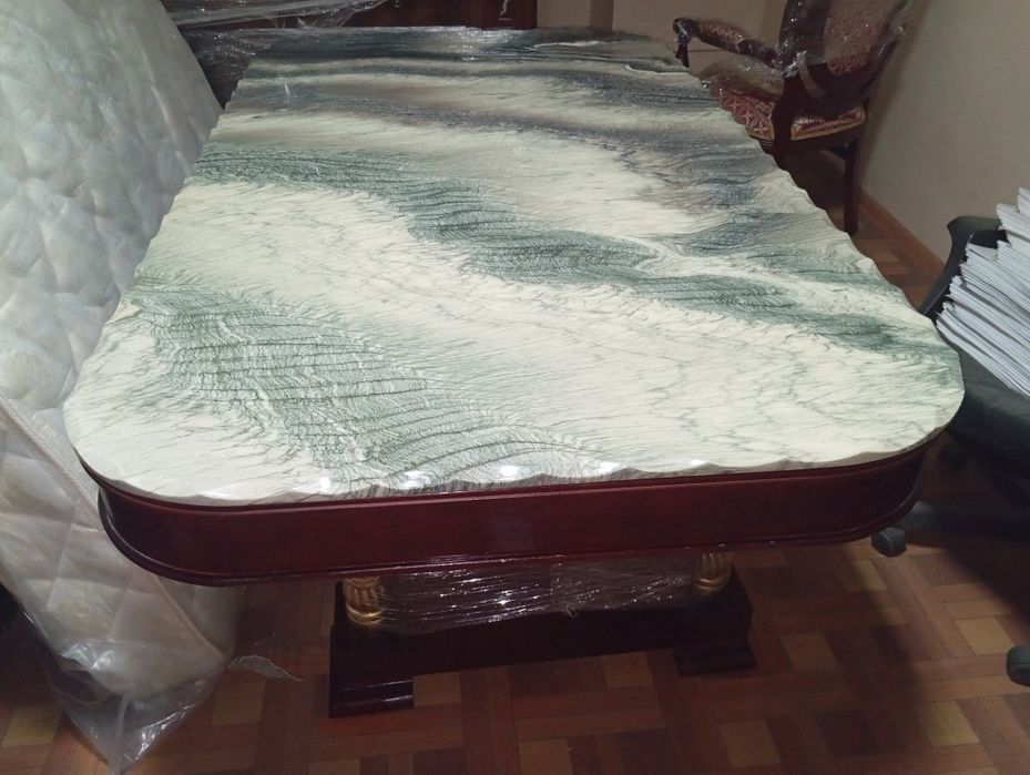 Массивный стол, оникс