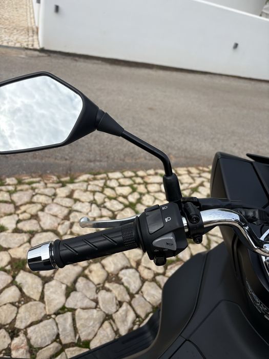 Honda PCX 125 cor Preta como nova (top case + capacete)