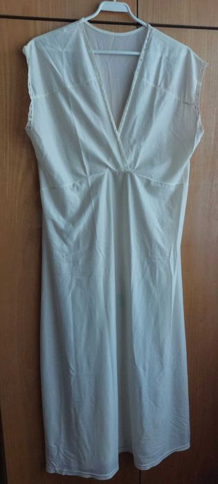 Biała halka lub koszula nocna