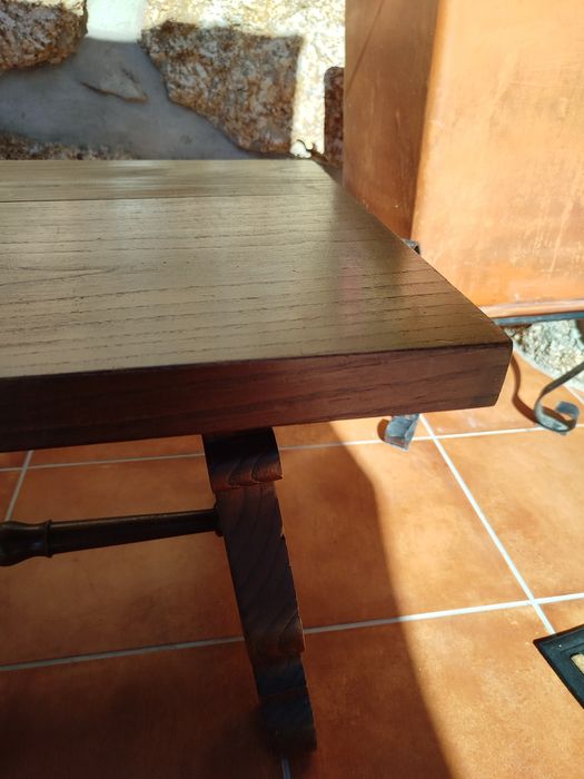 Mesa antiga de madeira maciça